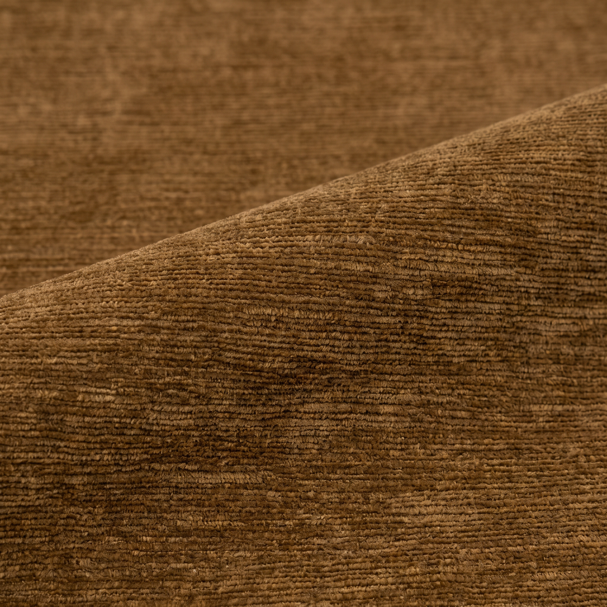 MONACO fabric 140 cm — Ύφασμα MONACO-41 σε απαλή κυματιστή πτυχή, σκούρο χρυσοκάστανο με λεπτές οριζόντιες νεράδες.