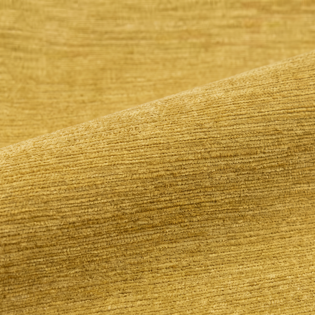 MONACO fabric 140 cm — Ύφασμα MONACO-45 σε απαλή κυματιστή πτυχή, χρυσοκίτρινο με λεπτές οριζόντιες νεράδες.