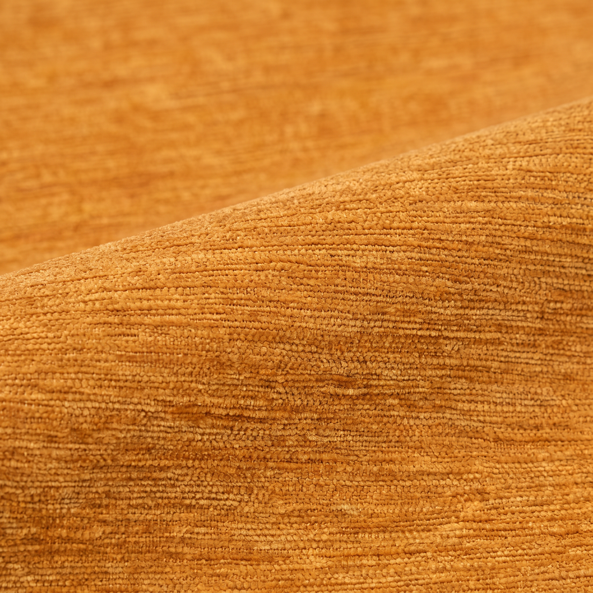 MONACO fabric 140 cm — Ύφασμα MONACO-58 σε απαλή κυματιστή πτυχή, ώχρα–πορτοκαλί με λεπτές οριζόντιες νεράδες.