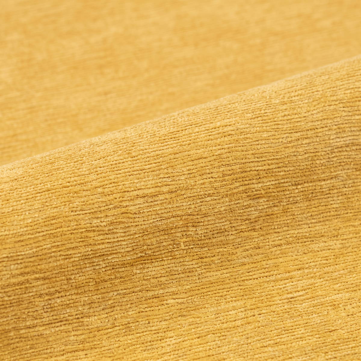 MONACO fabric 140 cm — Ύφασμα MONACO-68 σε απαλή κυματιστή πτυχή, χρυσοκίτρινο με λεπτές οριζόντιες νεράδες.