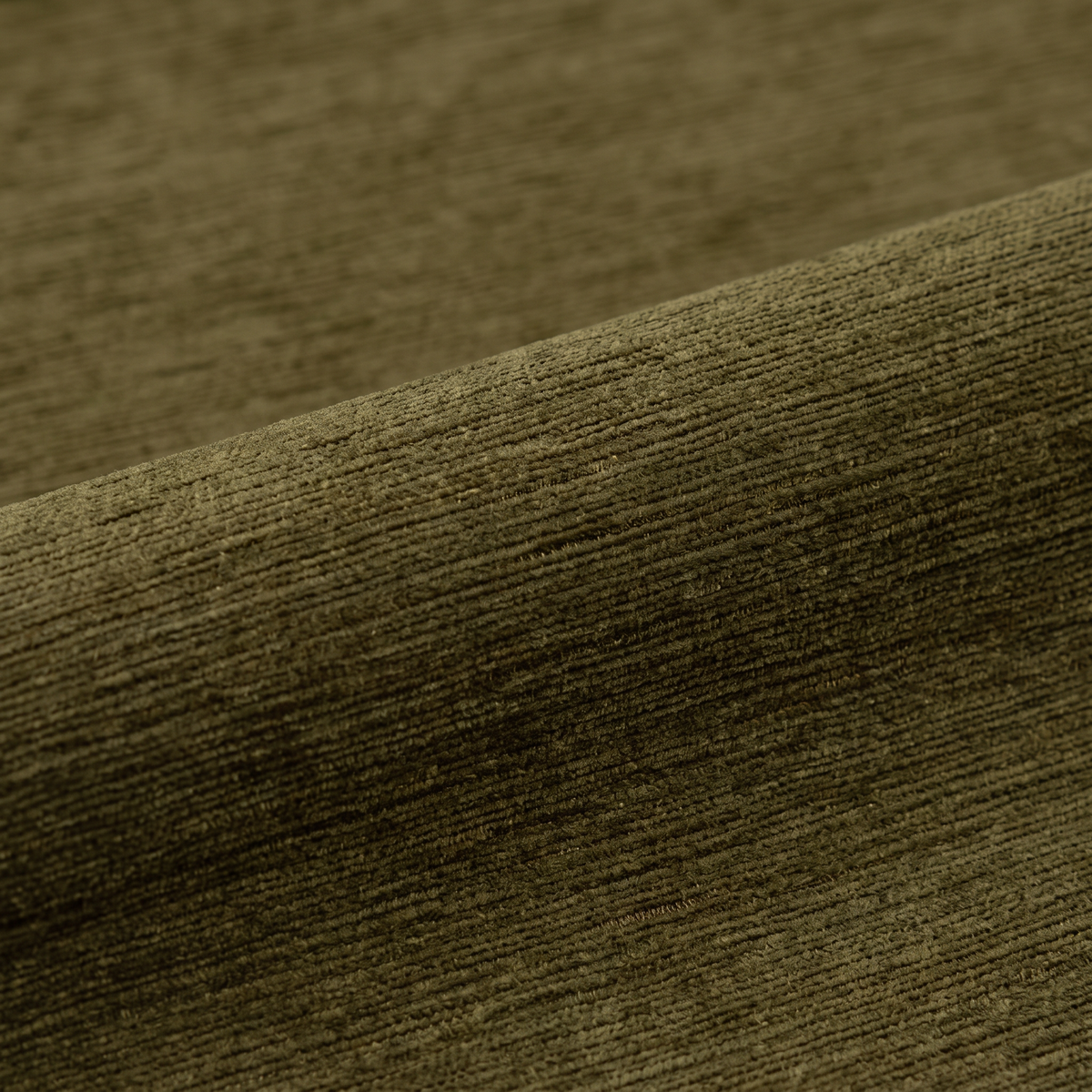 MONACO fabric 140 cm — Ύφασμα MONACO-86 σε απαλή κυματιστή πτυχή, σκούρο λαδί με λεπτές οριζόντιες νεράδες.