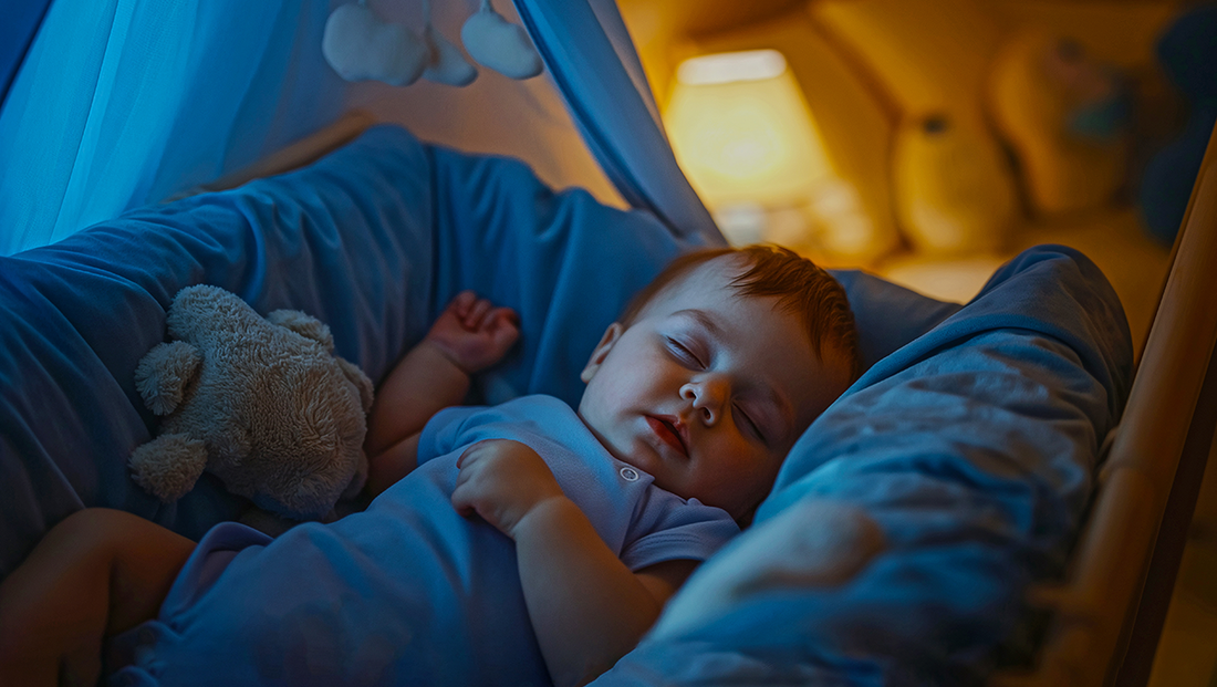 Μωρό σε κούνια το βράδυ να κοιμάται ήρεμο