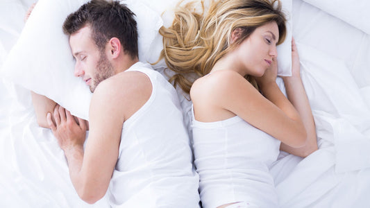 ζευγάρι κοιμάται ήρεμα