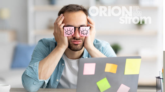 Κουρασμένος άντρας με post-it στα μάτια μπροστά σε laptop