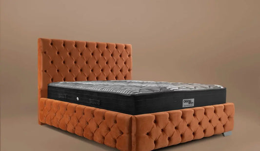 Μοντέρνο διπλό κρεβάτι με γκρι στρώμα και πορτοκαλί βάση