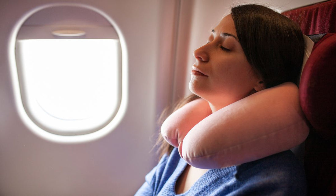 Κοπέλα με ένα αναπαυτικό μαξιλάρι