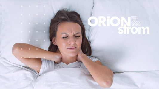 Γυναίκα ξαπλωμένη σε κρεβάτι που κρατά τον αυχένα της με έκφραση πόνου, λογότυπο ORION Strom στο φόντο.