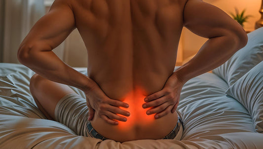 Άνδρας πιάνει την μέση του συμβολίζοντας πόνο