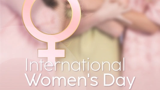 Αφίσα για την Παγκόσμια Ημέρα της Γυναίκας με ροζ φόντο και γυναικείο σύμβολο