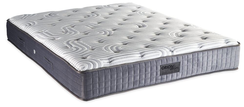 355 Smart London Cotton Cool Max Hyper Soft HR Mini Bonnell — Πλάγια όψη: λευκή ανάγλυφη καπιτονέ επιφάνεια και γκρι πλαϊνό ύφασμα με κάθετες ραφές. Αίσθηση: μέτρια προς σκληρή. Ορθοπεδικό στρώμα.