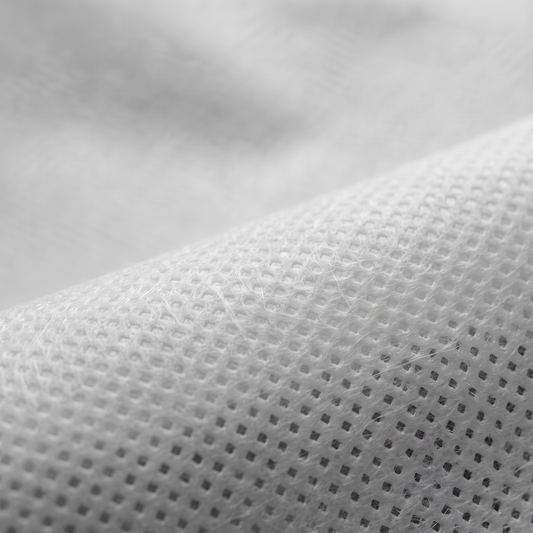 Λευκό ύφασμα NON WOVEN 30gr, διαθέσιμο σε πλάτη 160cm, 210cm και 245cm, για φόδρες και επενδύσεις επίπλων.