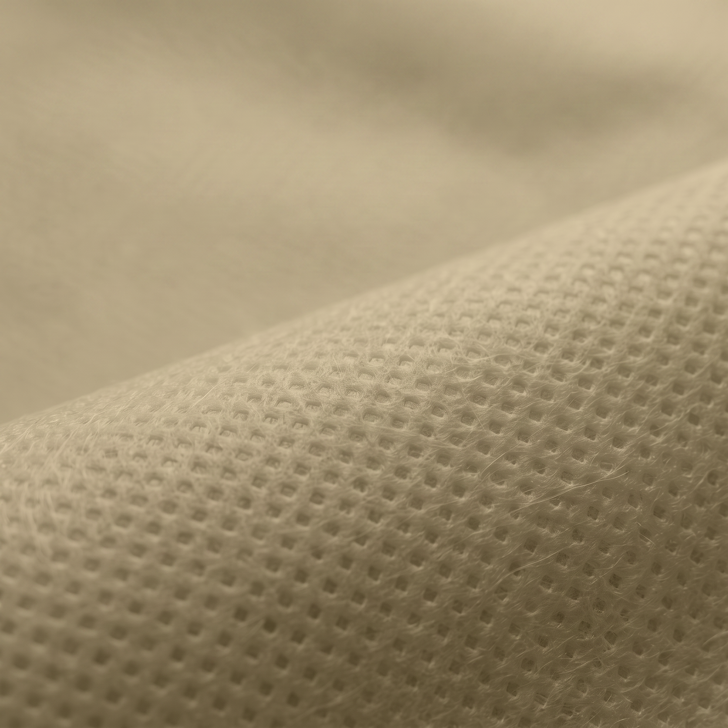 Ύφασμα NON WOVEN 70gr σε μπεζ, διαθέσιμο σε πλάτη 90cm, 100cm και 160cm, για επενδύσεις και διακοσμητικές εφαρμογές.
