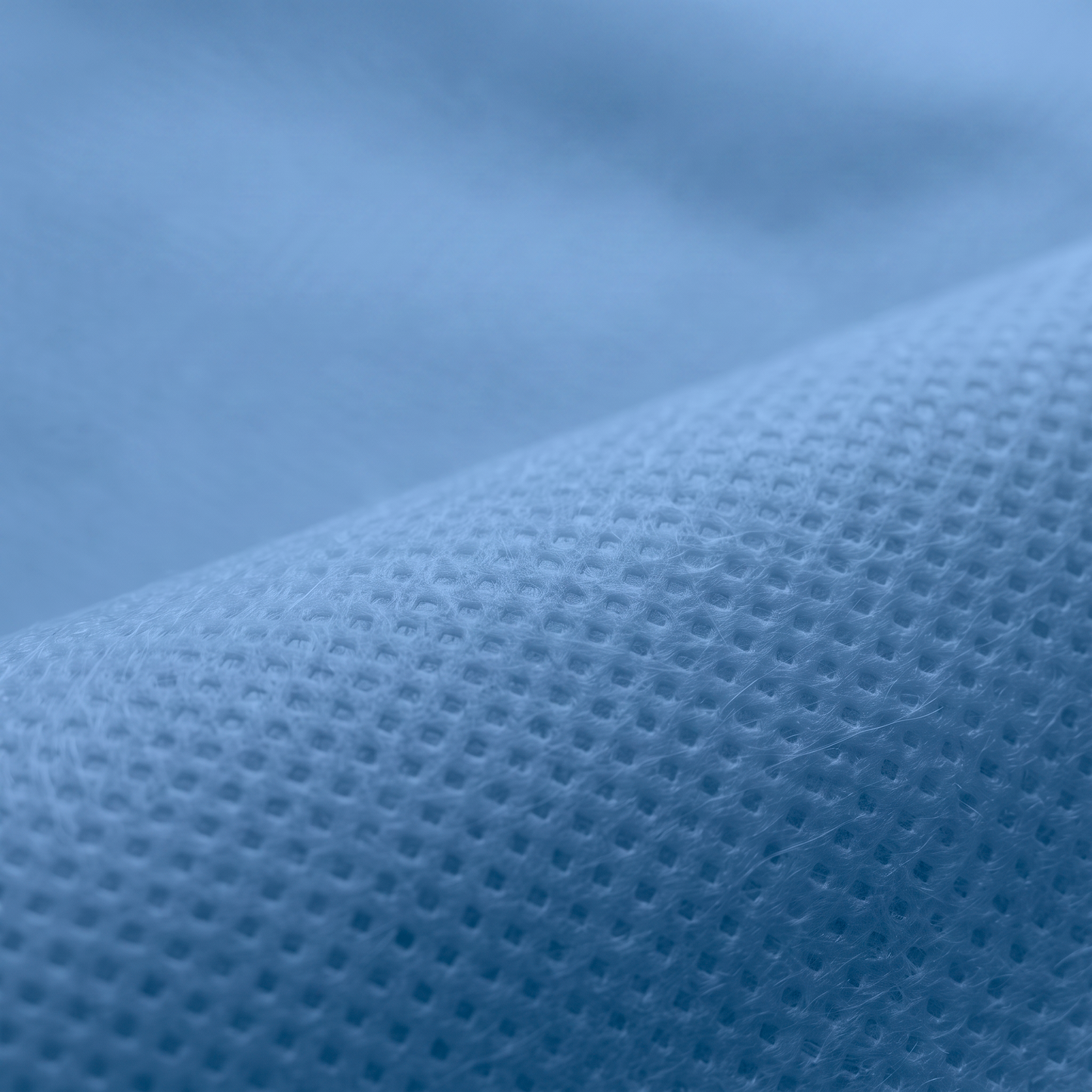 Ύφασμα NON WOVEN 70gr σε μπλε ραφ, διαθέσιμο σε πλάτος 160cm, για επενδύσεις και διακοσμητικές εφαρμογές.
