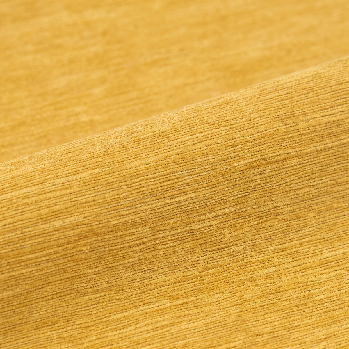 MONACO fabric 140 cm — Ύφασμα MONACO-44 σε απαλή κυματιστή πτυχή, ώχρα με λεπτές οριζόντιες νεράδες.