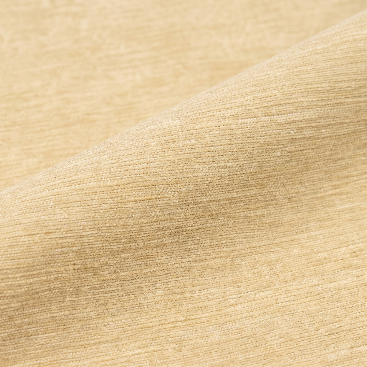 MONACO fabric 140 cm — Ύφασμα MONACO-48 σε απαλή κυματιστή πτυχή, απαλό χρυσό με λεπτές οριζόντιες νεράδες.